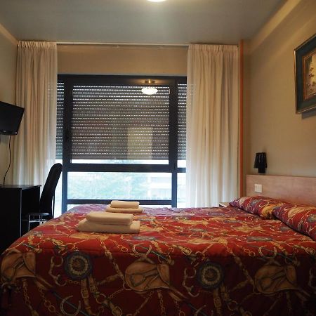 Hostal Acella Pamplona Exteriér fotografie A room at the hotel
