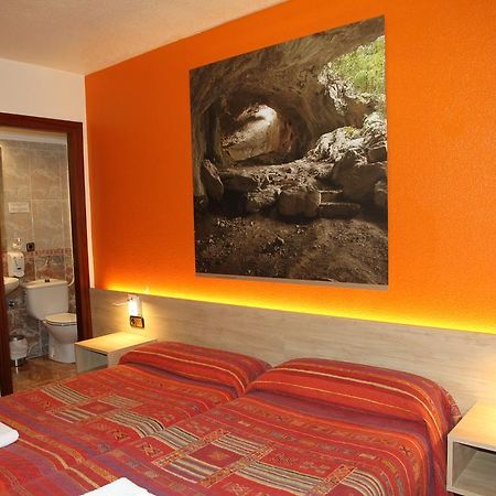 Hostal Acella Pamplona Exteriér fotografie A room at the hotel