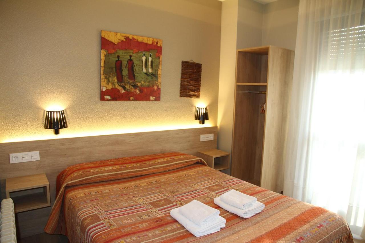 Hostal Acella Pamplona Exteriér fotografie A room at the hotel