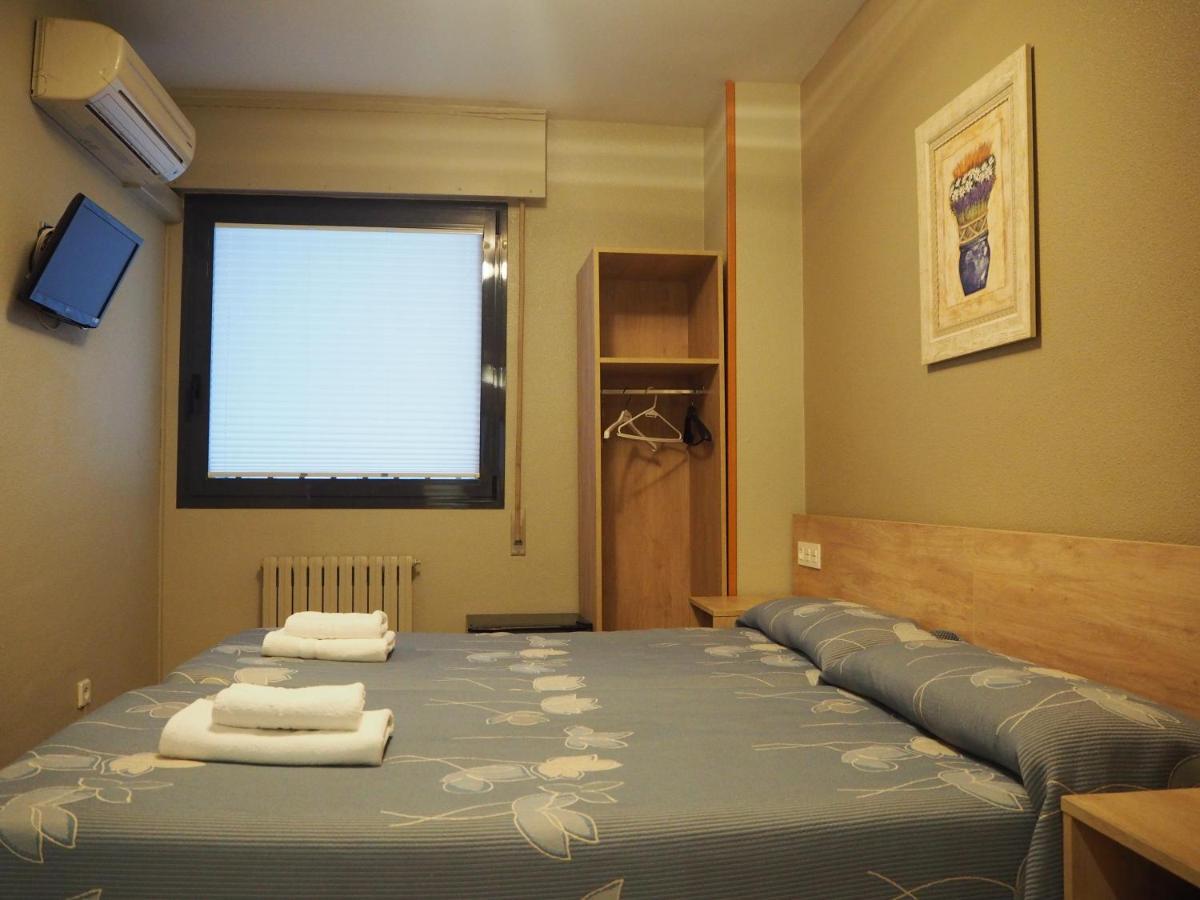 Hostal Acella Pamplona Exteriér fotografie A room at the hotel