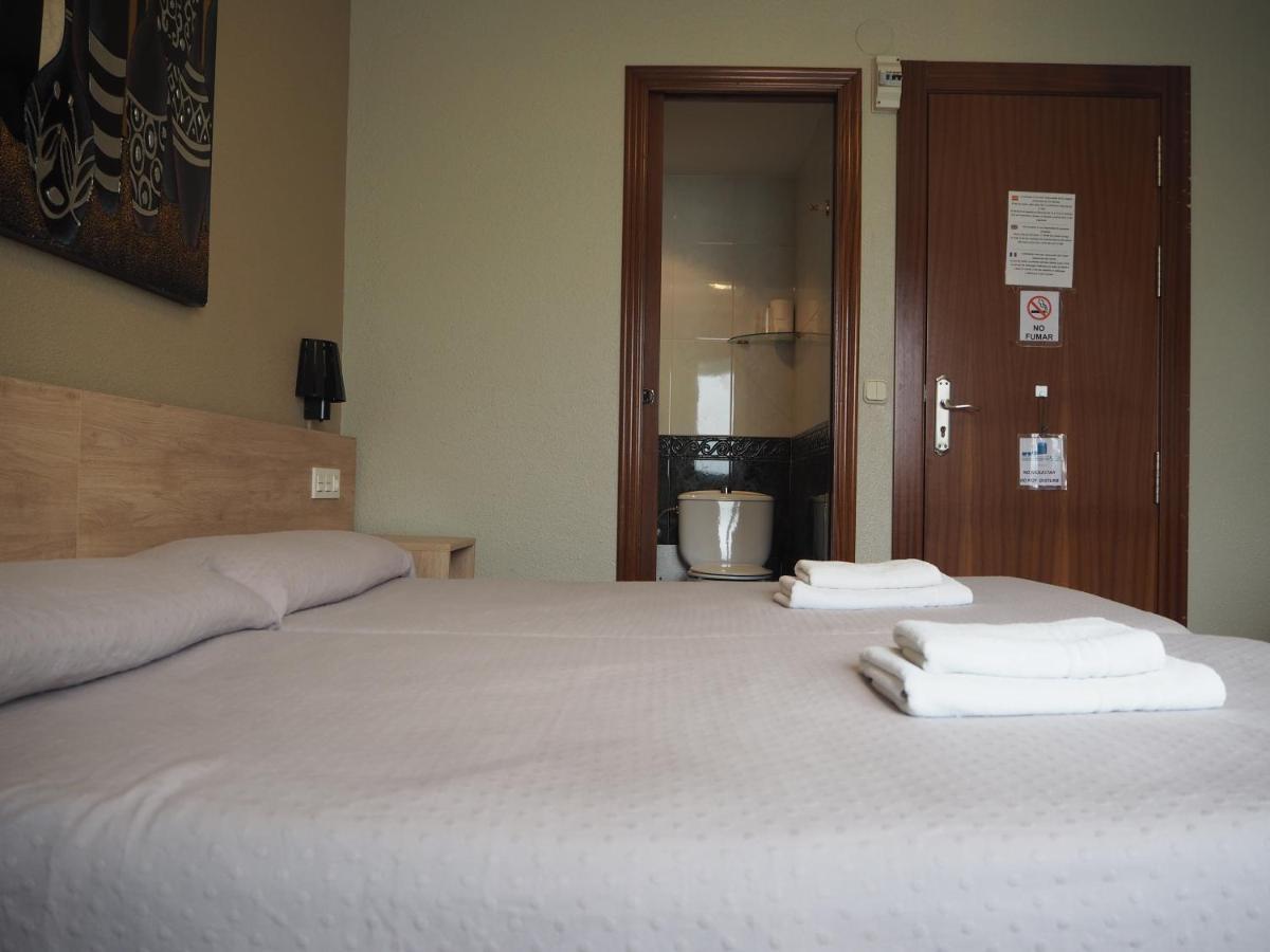 Hostal Acella Pamplona Exteriér fotografie A room at the hotel