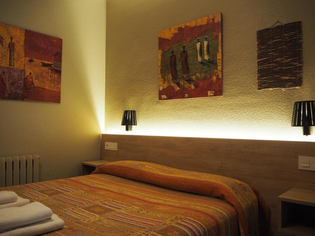 Hostal Acella Pamplona Exteriér fotografie A room at the hotel