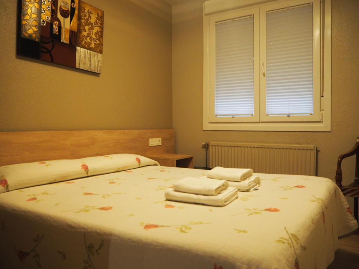 Hostal Acella Pamplona Exteriér fotografie A guest room at the hotel