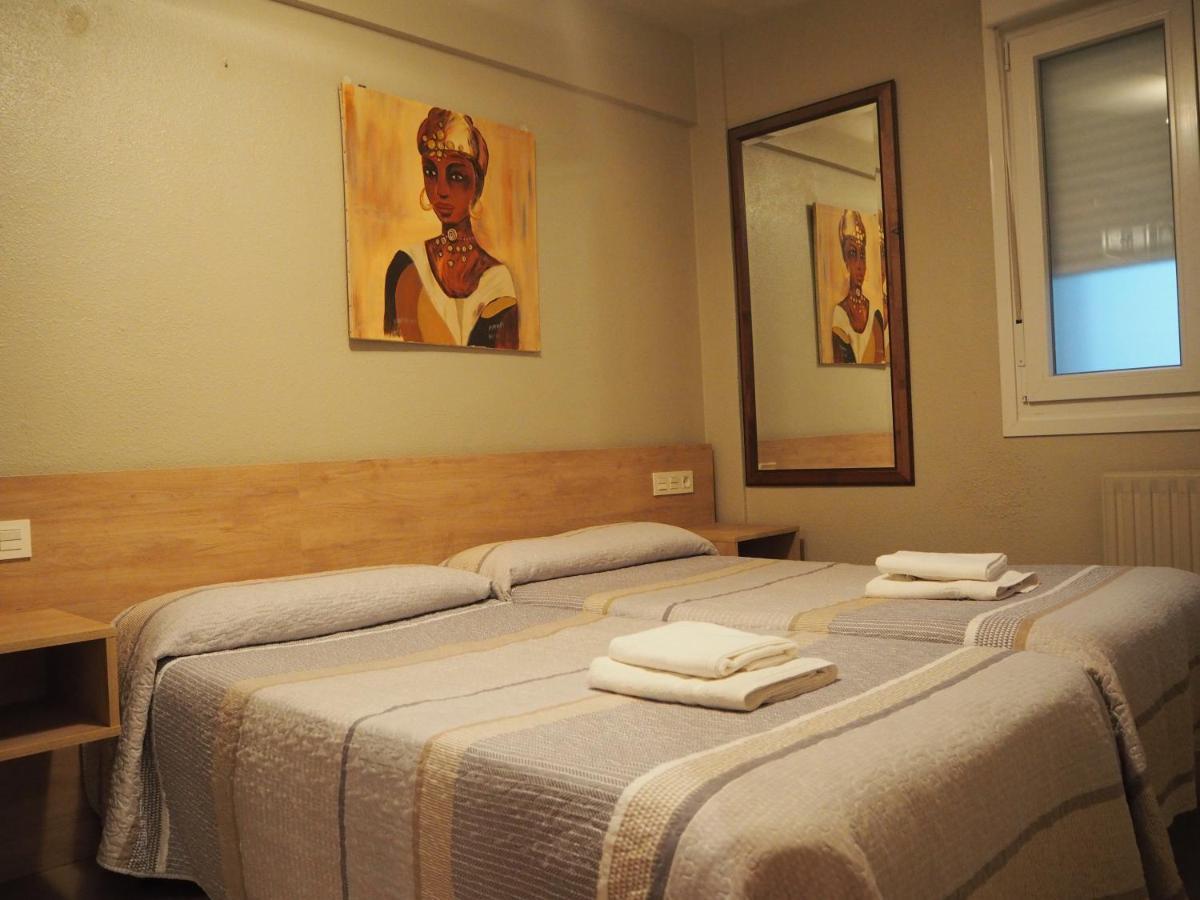 Hostal Acella Pamplona Exteriér fotografie A room at the hotel