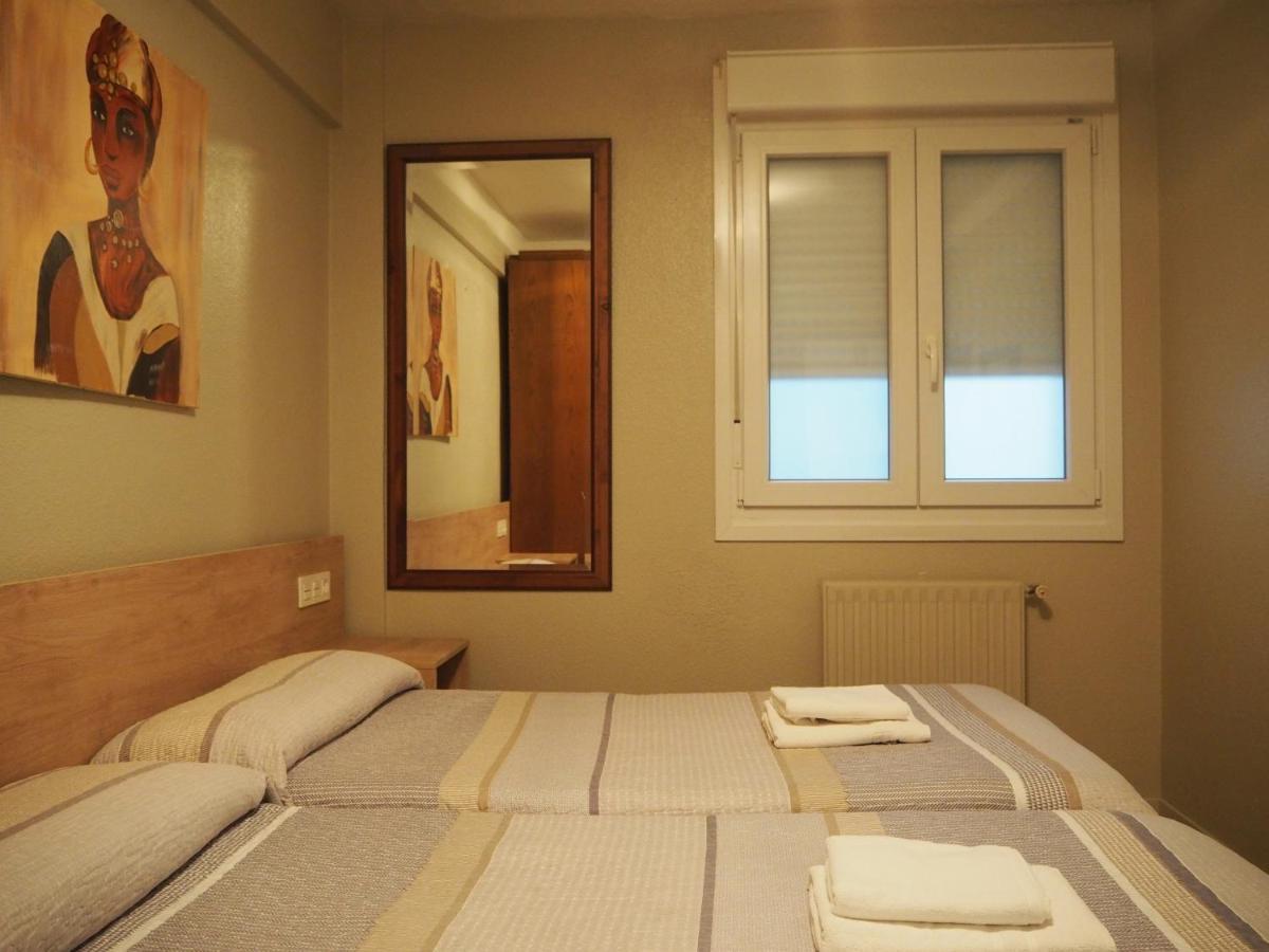 Hostal Acella Pamplona Exteriér fotografie A room at the hotel