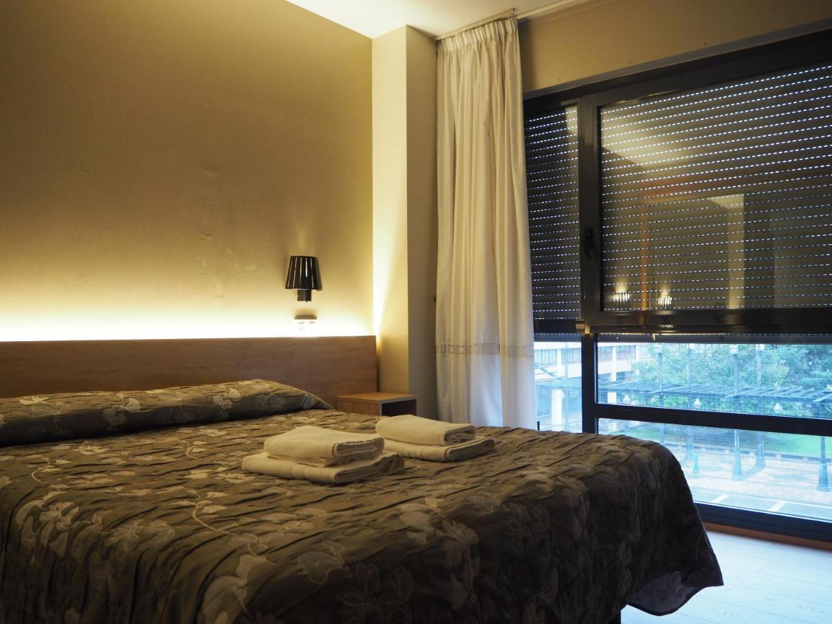 Hostal Acella Pamplona Exteriér fotografie A bedroom