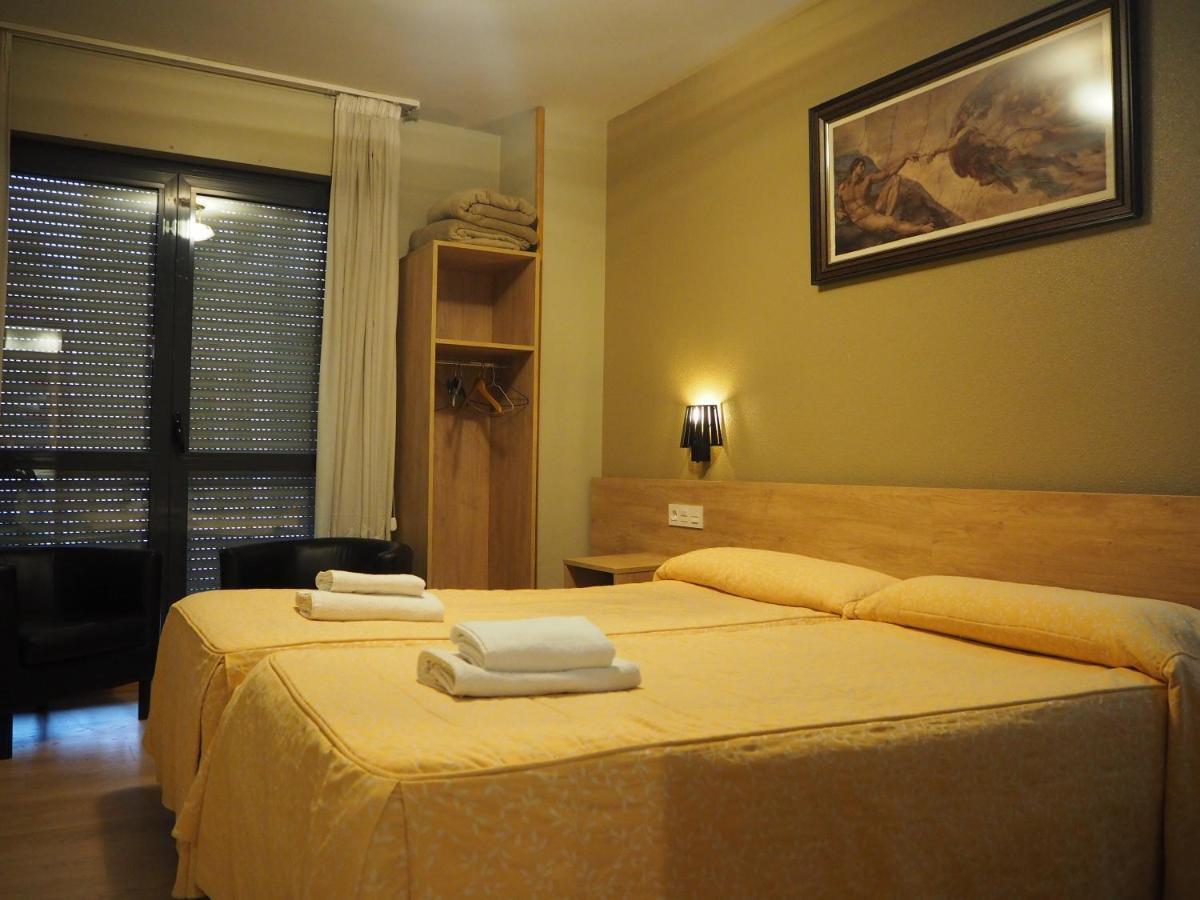 Hostal Acella Pamplona Exteriér fotografie A typical hotel room