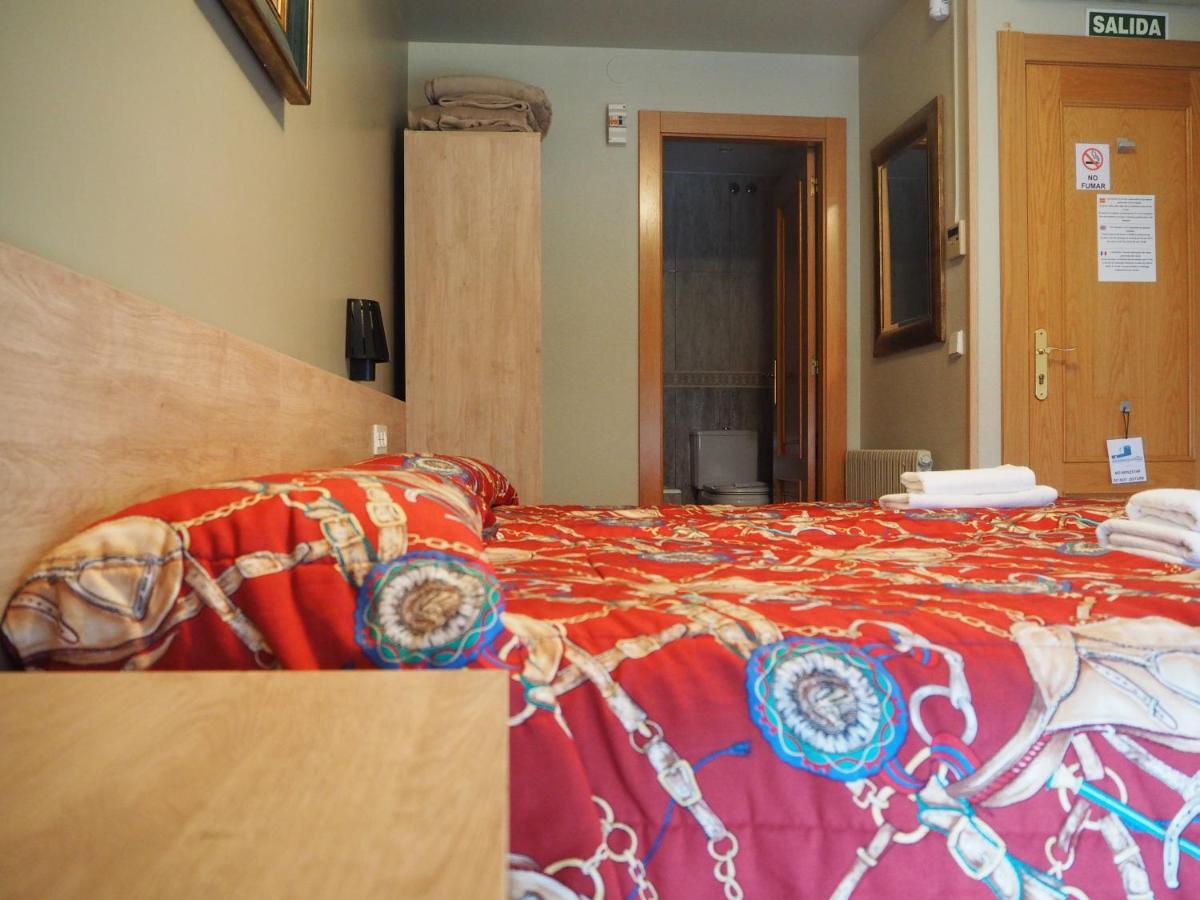 Hostal Acella Pamplona Exteriér fotografie A typical room at the hostel