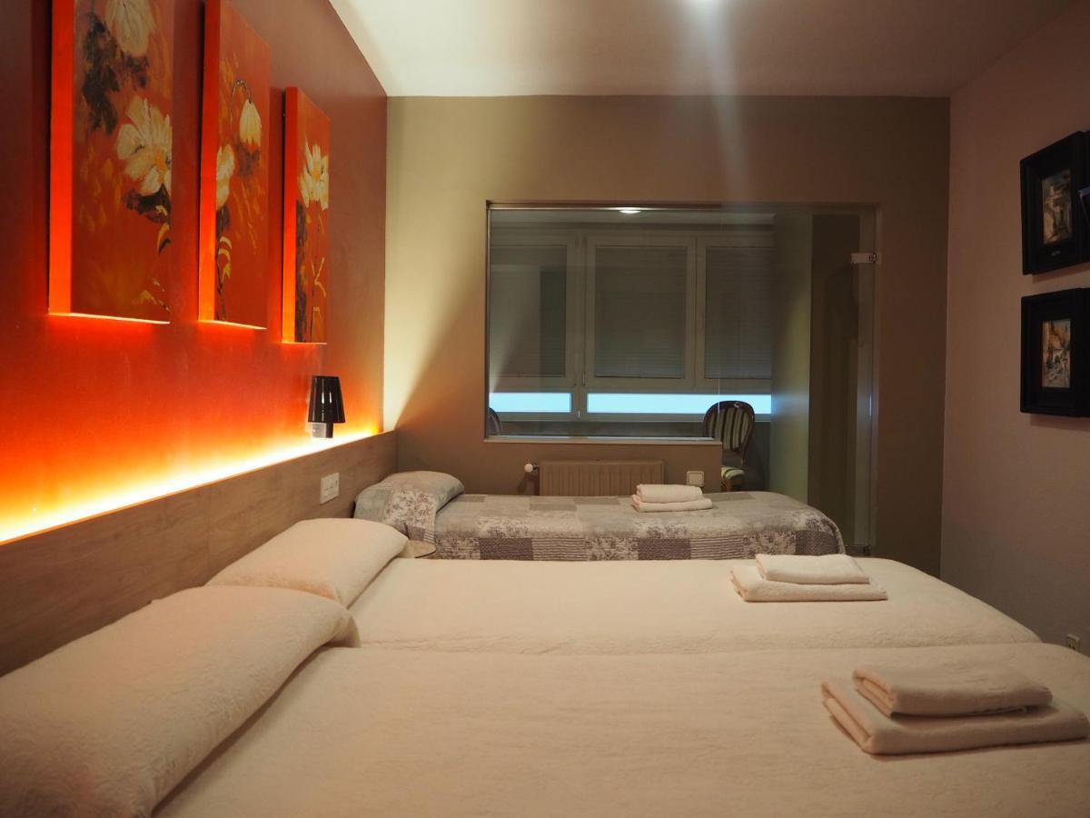 Hostal Acella Pamplona Exteriér fotografie A room at a love hotel in Tokyo