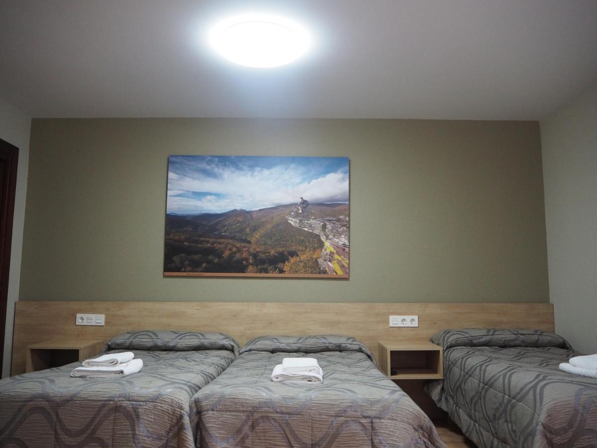 Hostal Acella Pamplona Exteriér fotografie A room at the hotel