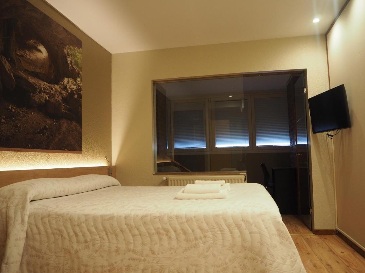 Hostal Acella Pamplona Exteriér fotografie A room at the hotel