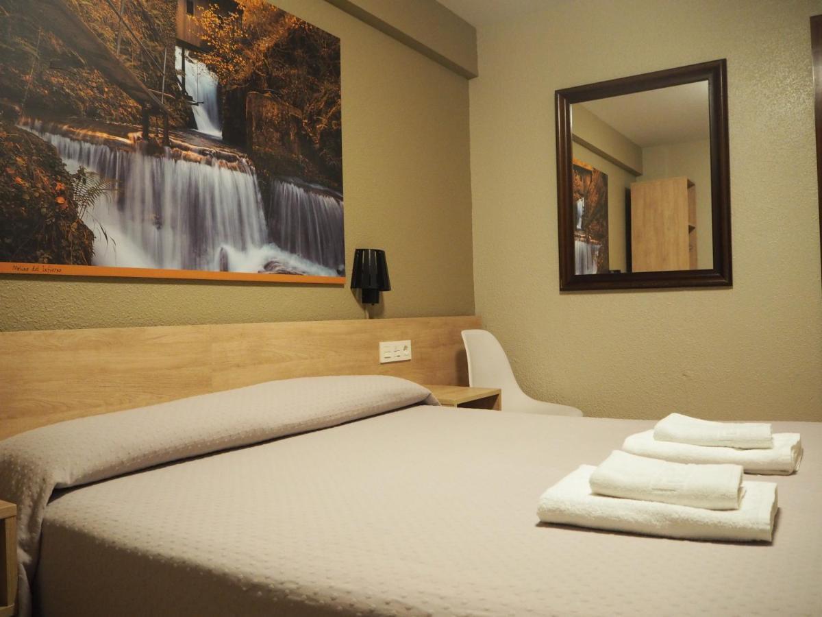 Hostal Acella Pamplona Exteriér fotografie A room at the hotel