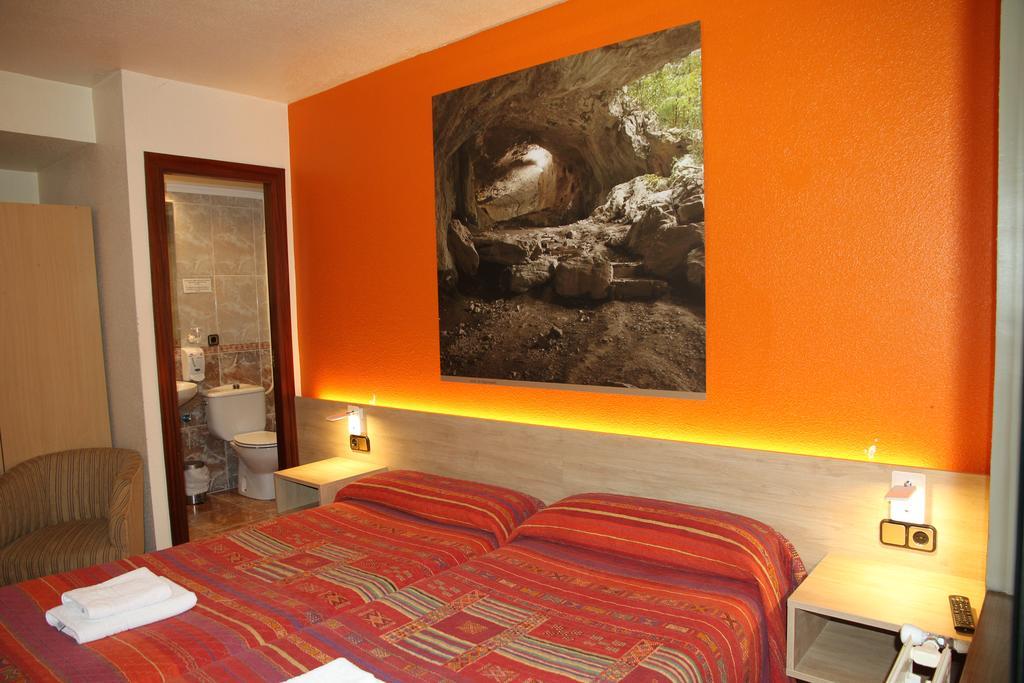 Hostal Acella Pamplona Exteriér fotografie A room at the hotel