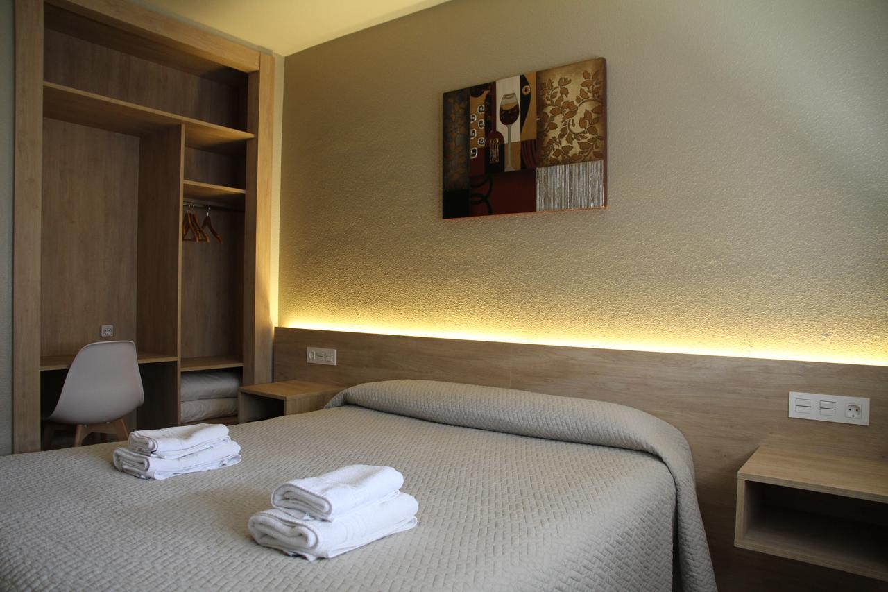 Hostal Acella Pamplona Exteriér fotografie A room at the hotel